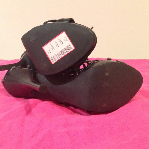 Steve Madden Cara Heels NWOB - Picture 3 of 4